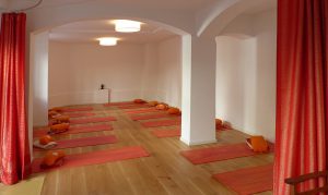 Yogapraxis München Raum mit Matten